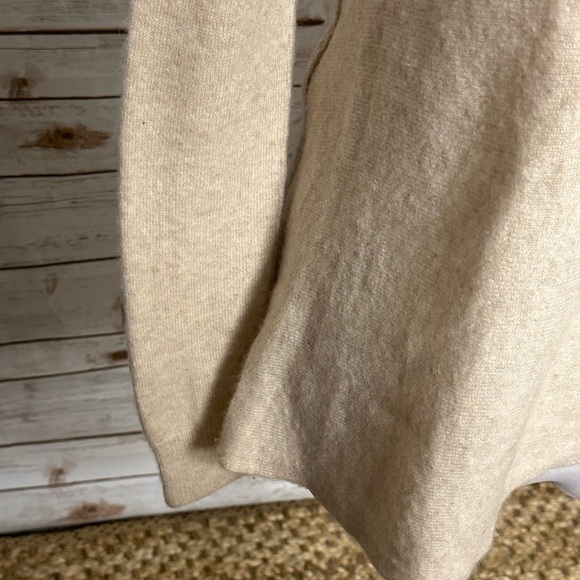 Sutton Studio cream V-neck cashmere sweater - Picture 3 of 5